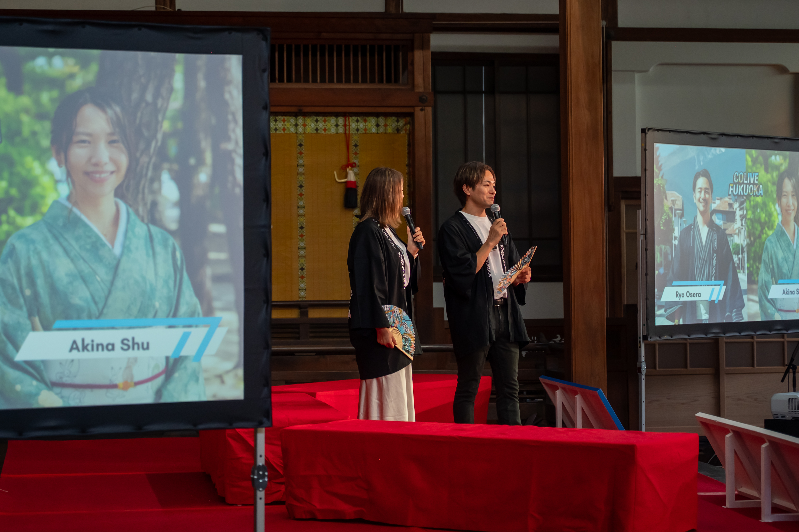 Akina Shu and Ryo Osera speaking together on stage at Colive Fukuoka